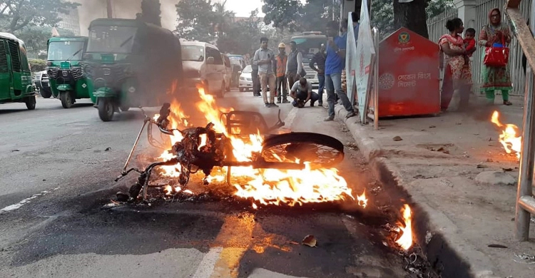 মোটরসাইকেল পোড়ানোর মামলায় ফখরুলসহ ১৯ জনের আগাম জামিন
