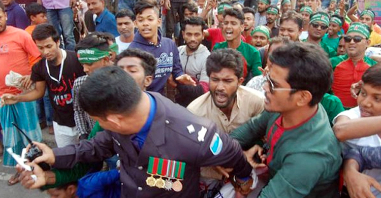 পুলিশের সঙ্গে ধস্তাধস্তি : বিএনপির ৩শ নেতাকর্মীর বিরুদ্ধে মামলা