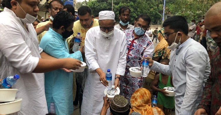 দুস্থদের মাঝে জিয়াউর রহমান ফাউন্ডেশনের খাবার বিতরণ