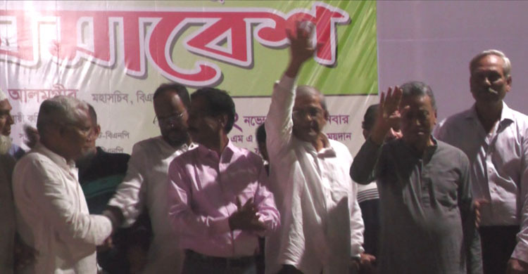 ফরিদপুরে সমাবেশ মঞ্চে ফখরুলসহ বিএনপির কেন্দ্রীয় নেতারা