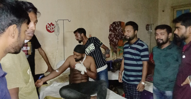 কেন্দ্রীয় নেতাদের পাশে বসা নিয়ে বিএনপির দু’দলের সংঘর্ষে আহত ৮