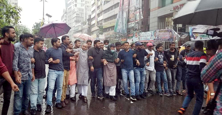খালেদার বিদেশে চিকিৎসার দাবিতে বৃষ্টিতে ভিজে রিজভীর মিছিল