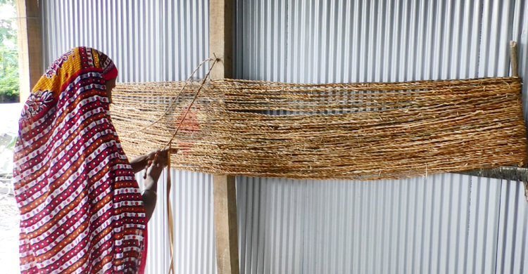 হোগলা পাতার পণ্যে ভাগ্য ফিরছে ভোলার নারীদের