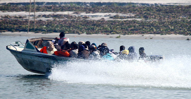 ফেরি বন্ধ, লঞ্চ-স্পিডবোটেই পদ্মা পাড়ি