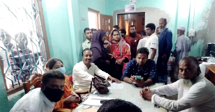 চেয়ারম্যানকে ‘ভোট না দেওয়ায়’ রেশন কার্ড বাতিলের অভিযোগ