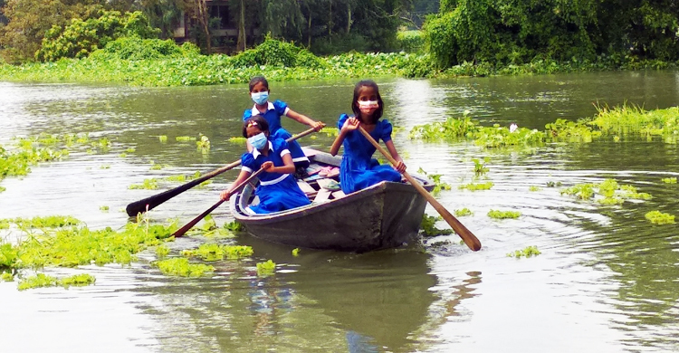 বৈঠা বেয়ে স্কুলে এলো তারা
