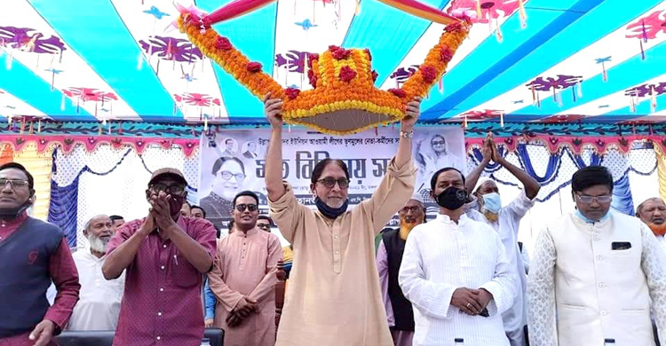 বিধি লঙ্ঘন করে নৌকার প্রচারণায় এমপি