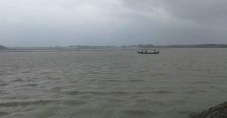 বিয়েবাড়ি থেকে ফেরার পথে নৌকাডুবি, কনের বাবাসহ নিখোঁজ ৪