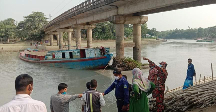 সেতুতে আটকে যাওয়া নৌকা ছোটাতে গিয়ে মাঝির মৃত্যু