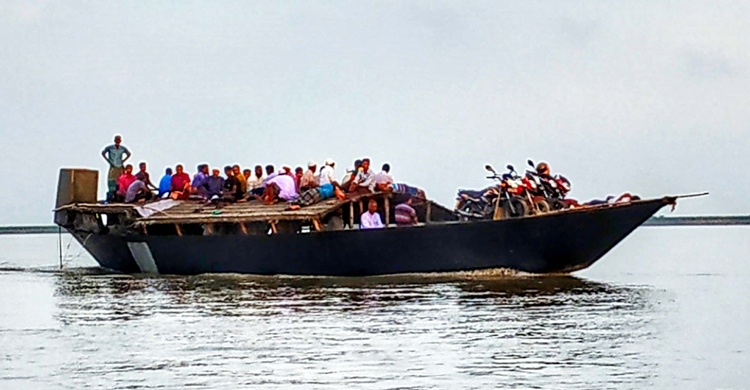 ব্রহ্মপুত্রে ৭০ নৌকাযাত্রীর আতঙ্কের রাত