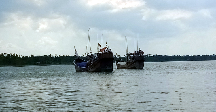 সাগরে মাছ ধরে ফেরার পথে ফিশিংবোট জব্দ