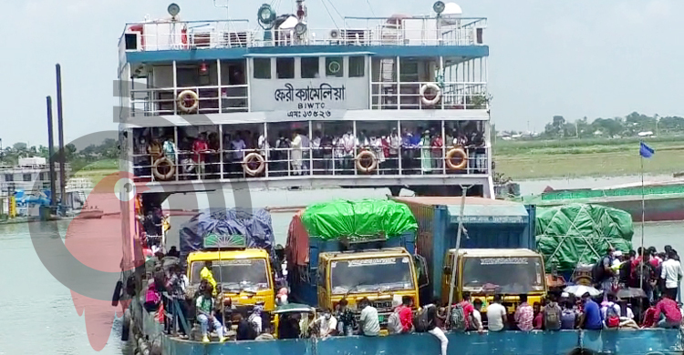 বাংলাবাজারে যাত্রী চাপ সামাল দিতে আনা হচ্ছে খালি ফেরি