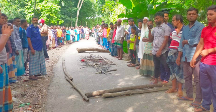 কালকিনিতে নৌকা প্রতীকে আগুন, প্রতিবাদে বিক্ষোভ