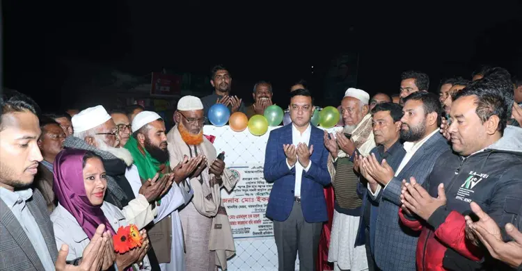 নৌকা আকৃতির সড়ক বাতিতে আলোকিত ময়মনসিংহ