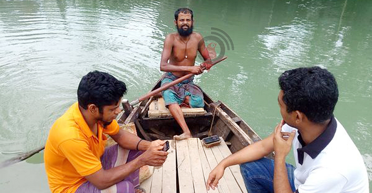 রোদ-বৃষ্টি-ঝড়ে ইব্রাহিম থাকেন নদীতে
