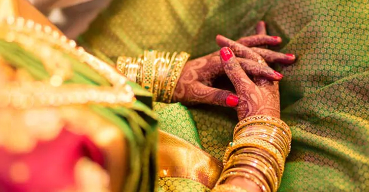 যৌতুক না পেয়ে নববধূকে পিটিয়ে হত্যা