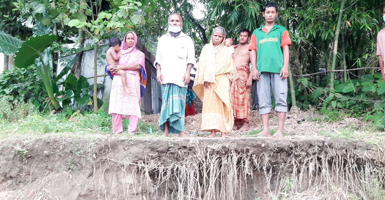প্রধানমন্ত্রীর অনুদানে কেনা বসতভিটে গ্রাস করছে নদী