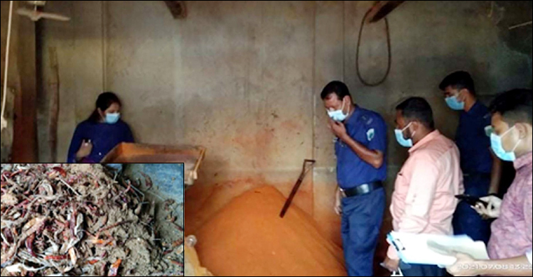 হলুদের গুঁড়ায় আতপ চাল মরিচে ধানের গুঁড়া!