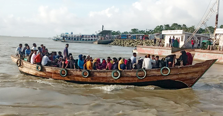 ঝুঁকিপুর্ণ ট্রলার থেকে ৯৯৯ নম্বরে কল, ৬০ যাত্রী উদ্ধার