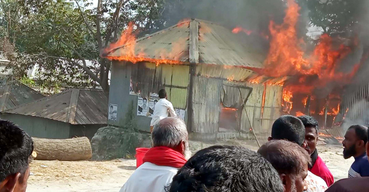 শালফা বাজারে ভয়াবহ অগ্নিকাণ্ড, ১৩ লাখ টাকার মালামাল পুড়ে ছাই