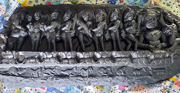 ব্যাগে মিললো ১০ কোটি টাকার কষ্টিপাথরের মূর্তি