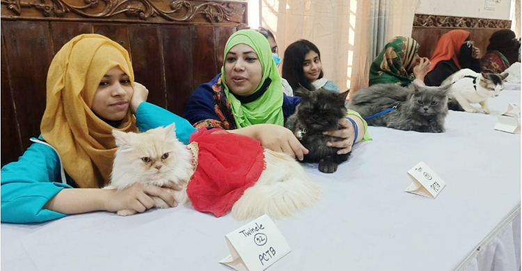 বগুড়ায় পোষা প্রাণীর প্রদর্শনী