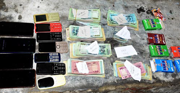 বন্ধ ছাত্রাবাসে জুয়ার আসর, মিলল আড়াই লাখ টাকা