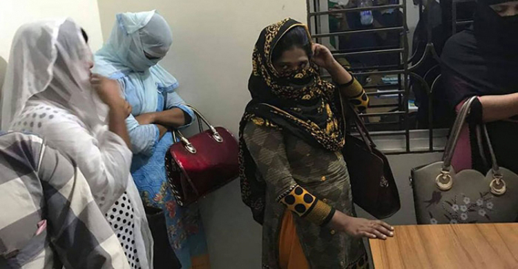 ৩ আবাসিক হোটেল থেকে ২২ নারী-পুরুষ গ্রেফতার