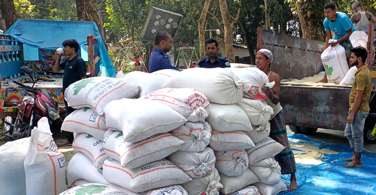 বগুড়ায় সরকারি চাল বোঝাই ট্রাক জব্দ