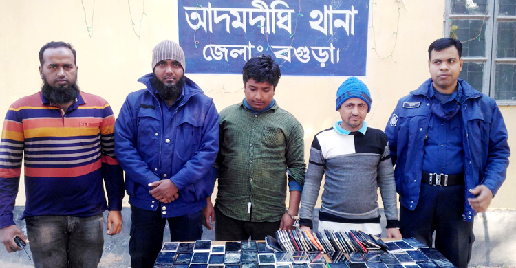 সার্ভিসিং সেন্টারের আড়ালে কিনতেন চোরাই মোবাইল