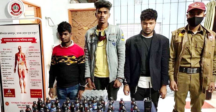 পিকআপচালকের সিটের নিচ থেকে ৩ বস্তা ফেনসিডিল জব্দ