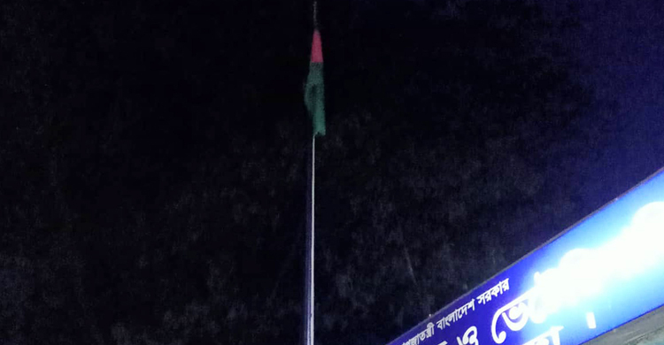 রাতেও উড়ছিল জাতীয় পতাকা