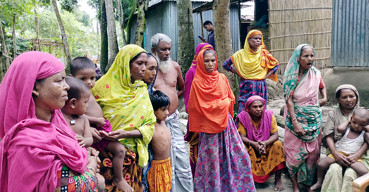 ১০ টাকা কেজি চাল পেতে ১০০-৭০০ করে টাকা নেওয়ার অভিযোগ