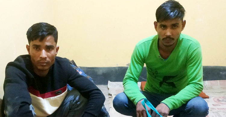 স্কুলব্যাগে বিপুল পরিমাণ কঙ্কালসহ দুই চোরাকারবারি ধরা