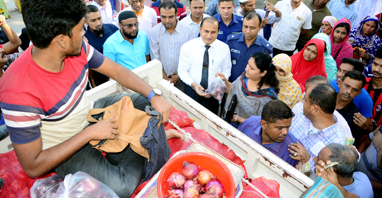 বগুড়ায় মিসরের পেঁয়াজ বিক্রি হচ্ছে ৪৫ টাকা কেজি