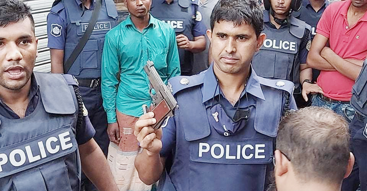 স্বতন্ত্র প্রার্থীর ভবন থেকে বোমা তৈরির সরঞ্জাম উদ্ধার, আটক ২০