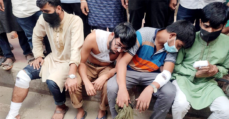 বকশিবাজারে মাদরাসা শিক্ষার্থী-পুলিশের সংঘর্ষ