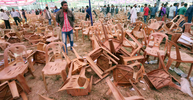 নেতার নাম ঘোষণার সময় শুরু হয় চেয়ার ছোড়াছুড়ি
