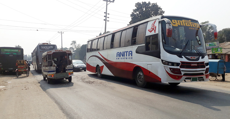 বগুড়ায় অনির্দিষ্টকালের পরিবহন ধর্মঘট চলছে ঢিলেঢালা
