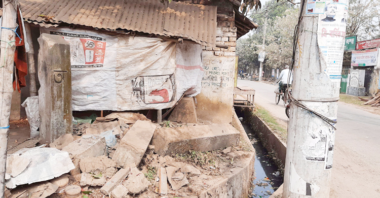 সংস্কারহীন শহীদ মিনার দখলে নেয়ার চেষ্টা