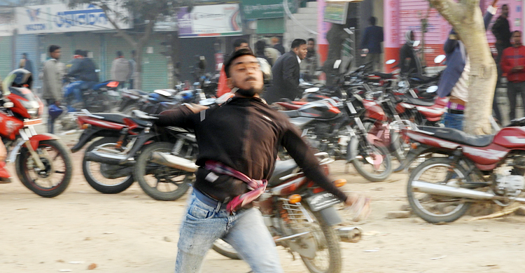 ফুল দিতে গিয়ে স্লোগান নিয়ে আ’লীগ-বিএনপির সংঘর্ষ