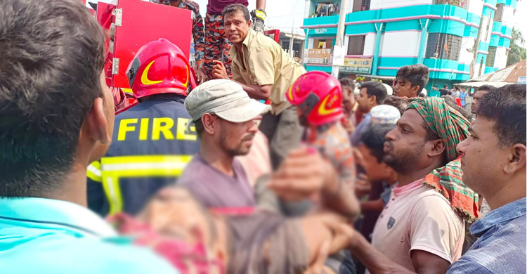 ট্রাকের পেছনে বাসের ধাক্কায় হেলপার নিহত, আহত ৮