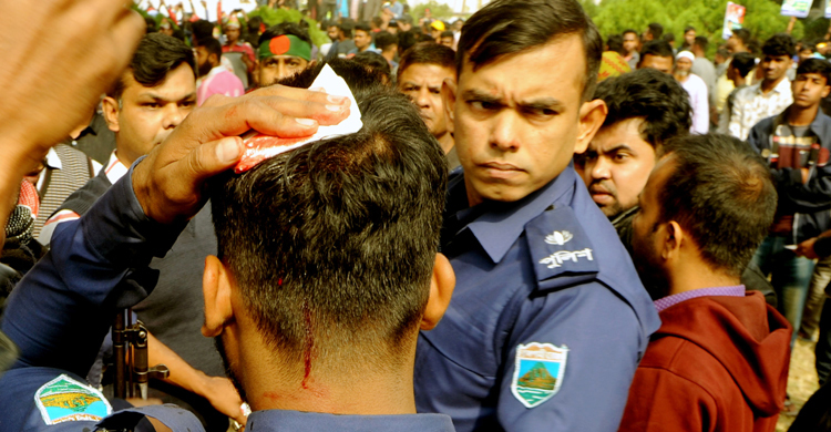 জুতা পায়ে শহীদ মিনারে ছাত্রদল, নিষেধ করে রক্তাক্ত পুলিশ