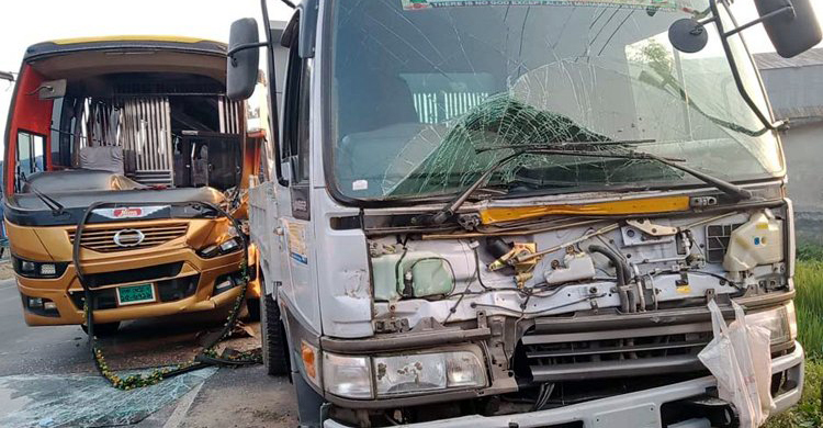 মহাসড়কে দাঁড়িয়ে থাকা ট্রাকে বাসের ধাক্কা, নিহত ২