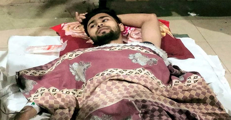 বাইকে বসেছিলেন, পেটে ছুরি মেরে চলে গেল দুর্বৃত্তরা