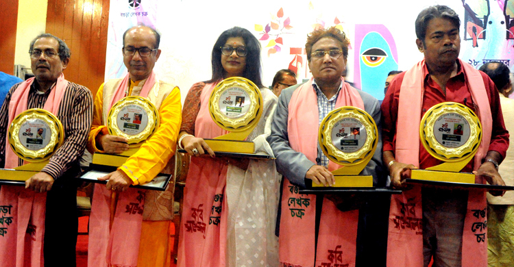 বগুড়া লেখক চক্র সম্মাননা পেলেন ৫ বিশিষ্টজন