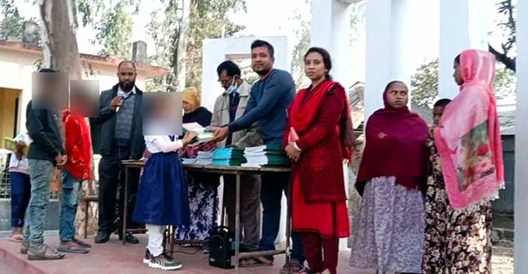 বই নিতে শহীদ মিনারে জুতা পায়ে শিক্ষক-শিক্ষার্থী-অভিভাবক