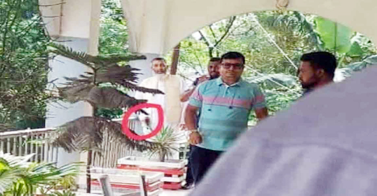 বগুড়ায় উপজেলা চেয়ারম্যানের দিকে পিস্তল তাক করলেন এমপি