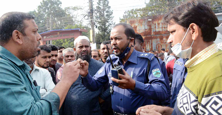 হাসপাতালের কর্মচারীকে মারধর, প্রতিবাদে সড়ক অবরোধ
