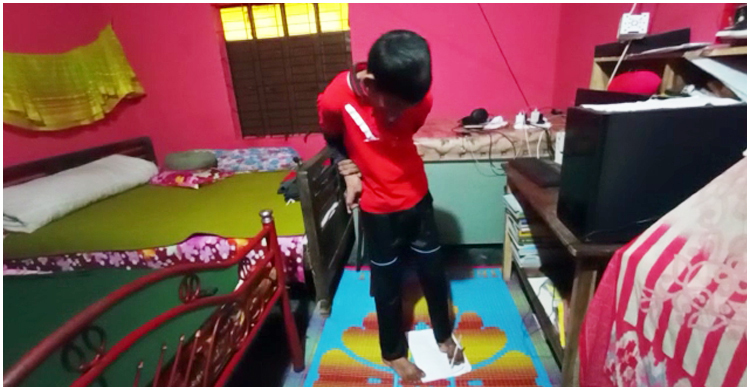 পা দিয়ে লিখে প্রতিবন্ধকতা জয়